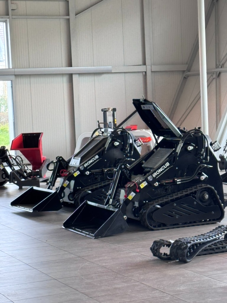 Rupsbandloaders met open motorkap
