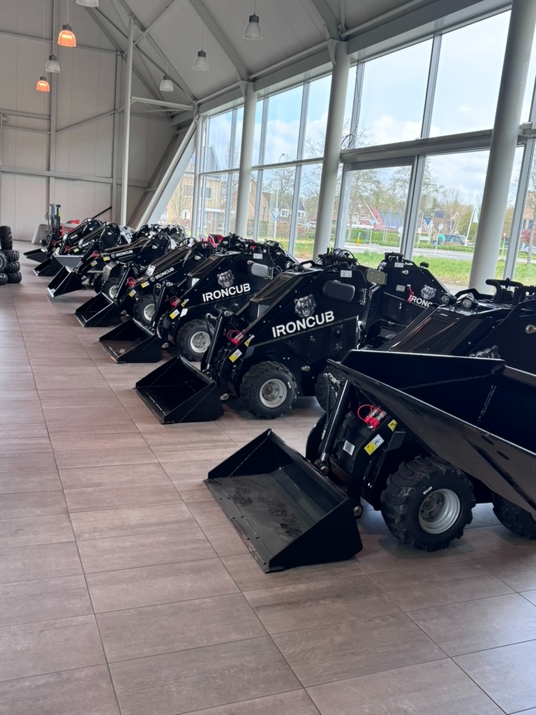 Rij IronCub loaders in glazen showroom