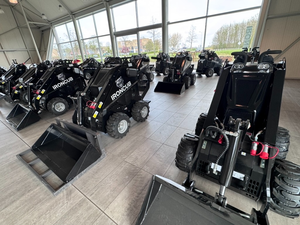 Overzicht showroom met machines