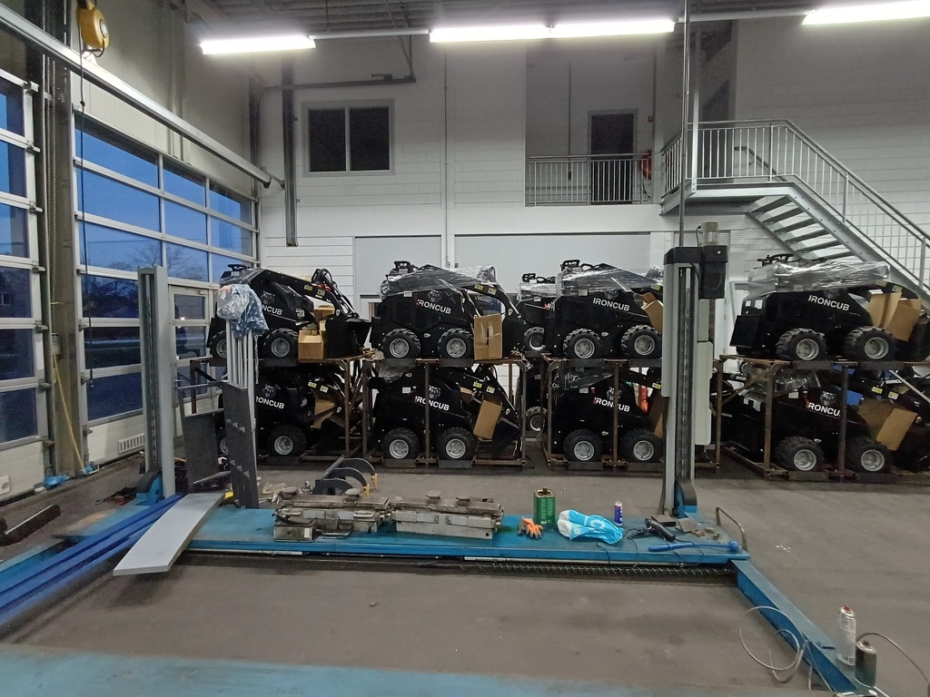 Magazijn met machines op transportrekken